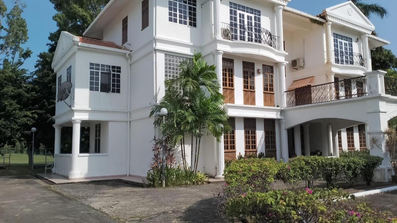 Tiara Labuan Hotel Kültér fotó
